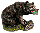 Медведь горбатый с рыбой